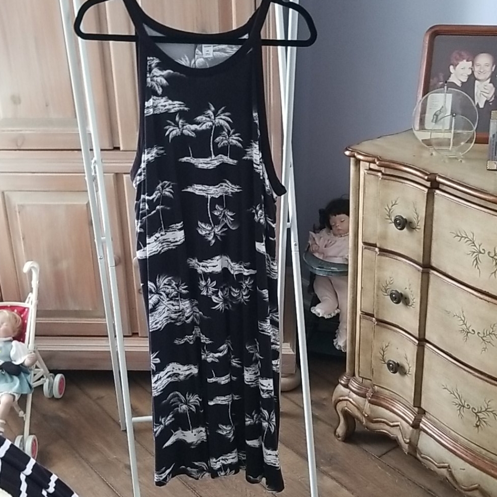 - Tropical motif back and white dress